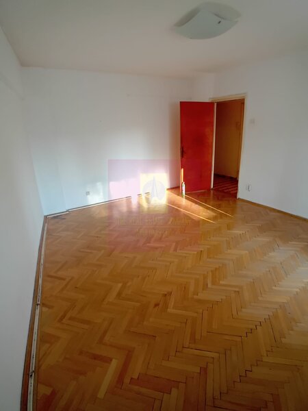 Vanzare apartament de 4 camere la Casa Poporului-stradal
