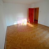 Vanzare apartament de 4 camere la Casa Poporului-stradal